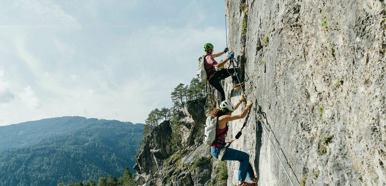 Klettersteig Madonnenklettersteiglienzerdolomiten Zwei Personen auf dem Madonnenklettersteig in den Lienzer Dolomiten bei Traumwetter.