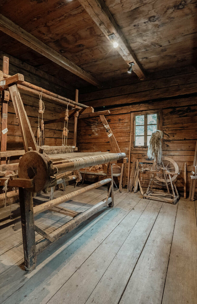 Historischer Webstuhl sowie ein Spinnrad im Gerätemuseum des Freilichtmuseum "Alpines Leben" in Innervillgraten