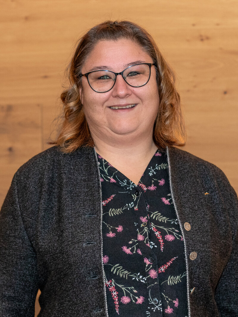 Maria Hatzer in Blumenhemd und Trachtenjacke.