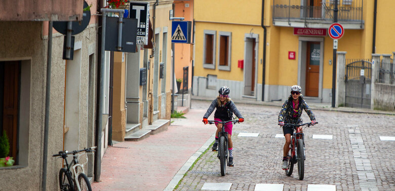 Radprojekt Parkade Fahrt durch italienische Stadt Radprojekt Parkade Fahrt durch italienische Stadt