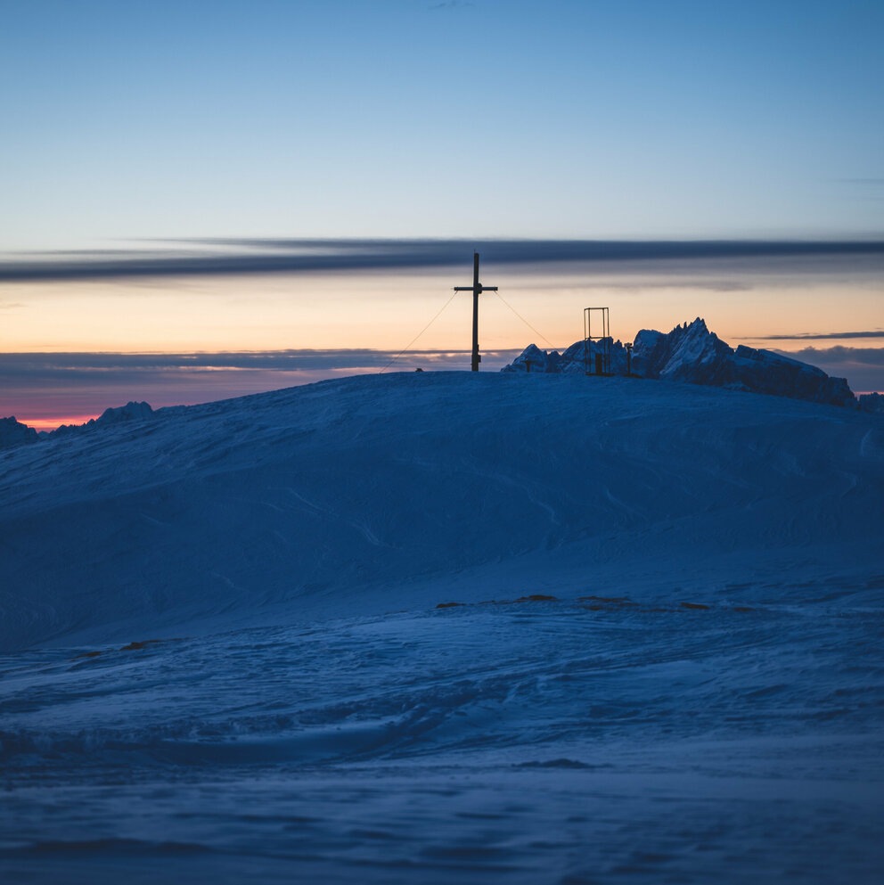 Die weiße Schneepracht auf dem Gipfel des Toblacher Pfannhorn bei Sonnenuntergang