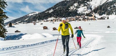 Langlaufen in den Tilliacher Feldern mit dem Dorf im Hintergrund