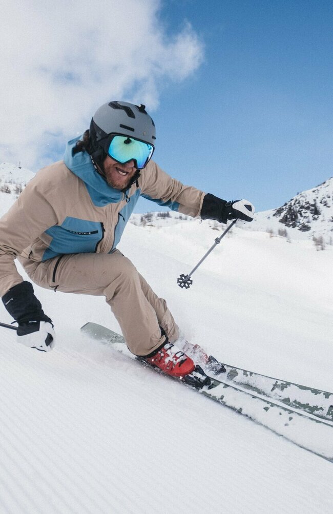 Skifahren GG-Resort Kals Matrei Ein Skifahrer wird schräg von unten beim Abfahren einer Piste fotografiert