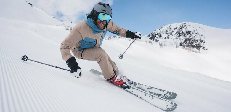 Skifahren GG-Resort Kals Matrei Ein Skifahrer wird schräg von unten beim Abfahren einer Piste fotografiert