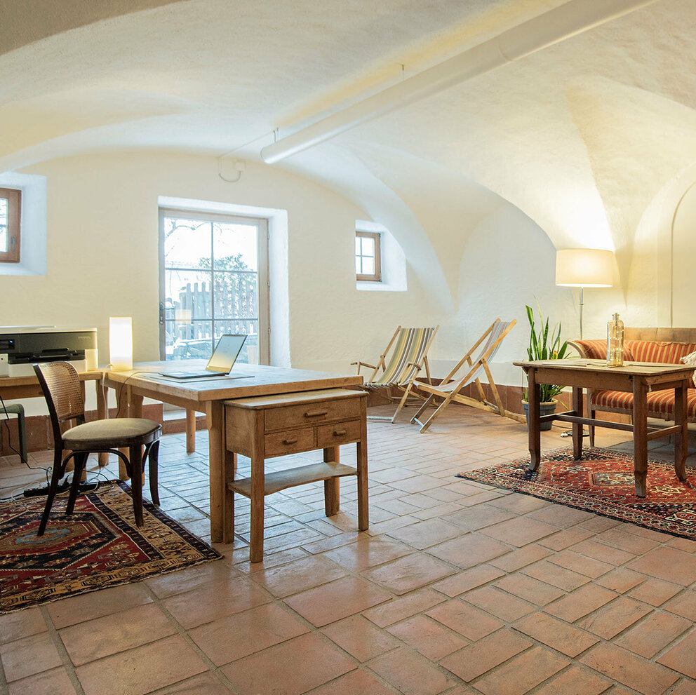 Coworking Raum im Kesslerstadel Coworking Raum im Kesslerstadel mit Arbeitstischen, Drucker und für Pausen stehen zwei Liegestühle bereit.