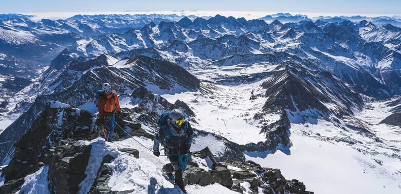 Zwei Skitourengeher:inne auf den letzten Metern zum Gipfel des Großglockners