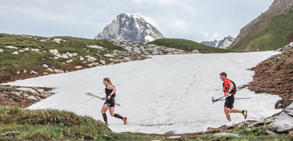 Teilnehmer die entlang einem See laufen bei Großglockner Ultra Trail