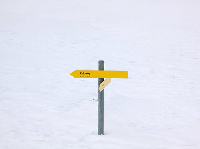 Wegweiser im Schnee