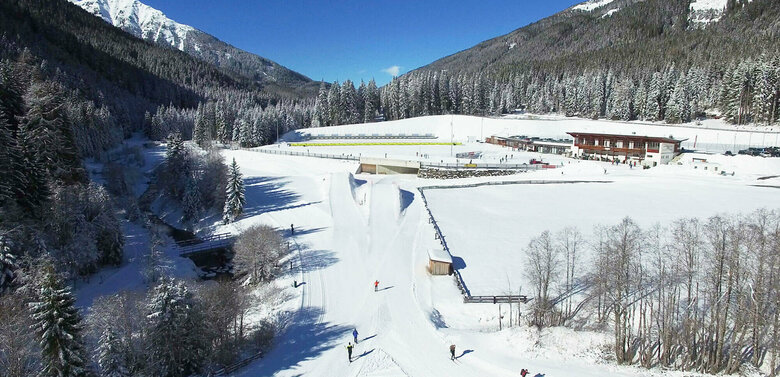 Anlage des Biathlonzentrum in Obertilliach und umliegende winterliche Landschaft