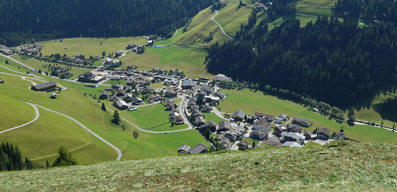 E-Biken in Innervillgraten über einen breiten Weg mit herrlichem Panorama