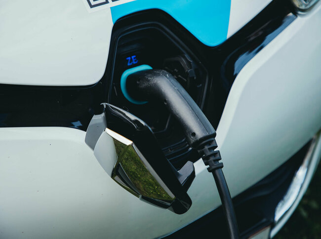 Ladestecker steckt in der Ladedose des Flugs Autos