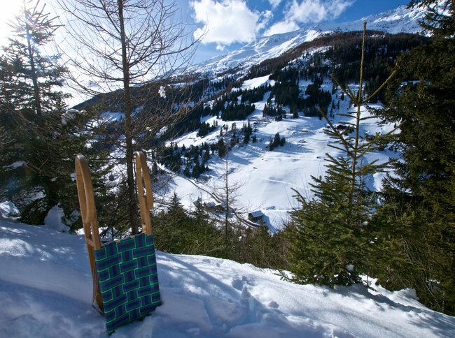 Rodel im Schnee am Tilliachalmweg in Außervillgraten