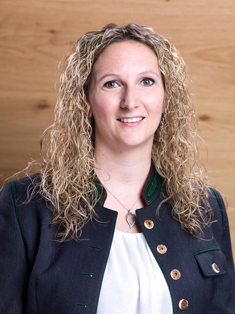 Christina Goller in weißer Bluse und schwarzer Trachtenjacke.