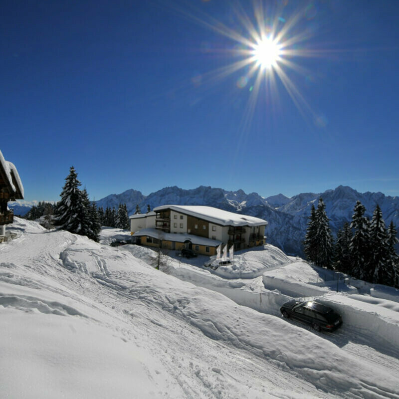 Foto vom Sporthotel Hochlienz im Winter bei Sonnenschein 