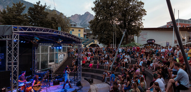 Auf der Bühne am BORG-Areal lauschen zahlreiche Gäste den Klängen der auftretenden Musikgruppe.