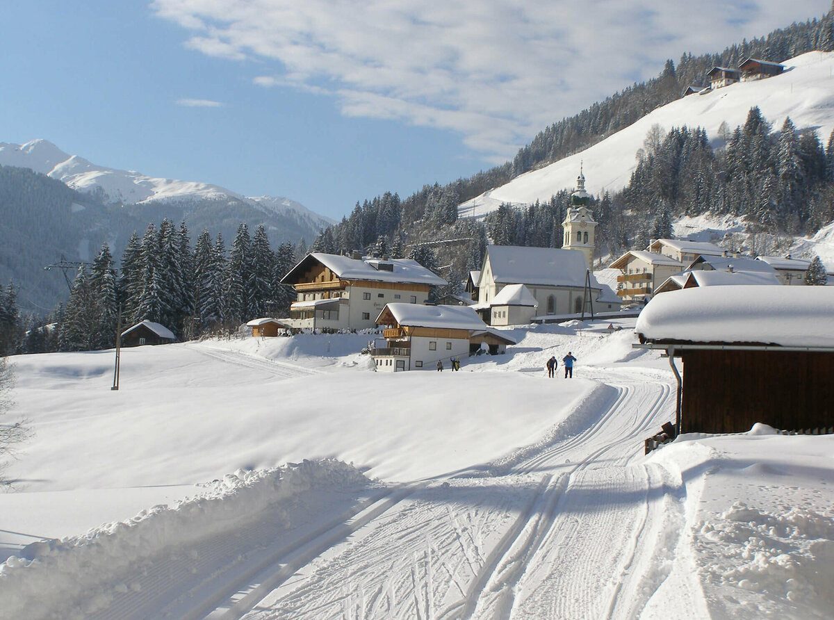 Die wunderschöne Grenzlandloipe schlängelt sich bei herrlichen Bedingungen und strahlendem Sonnenschein unterhalb des Ortes vorbei.
