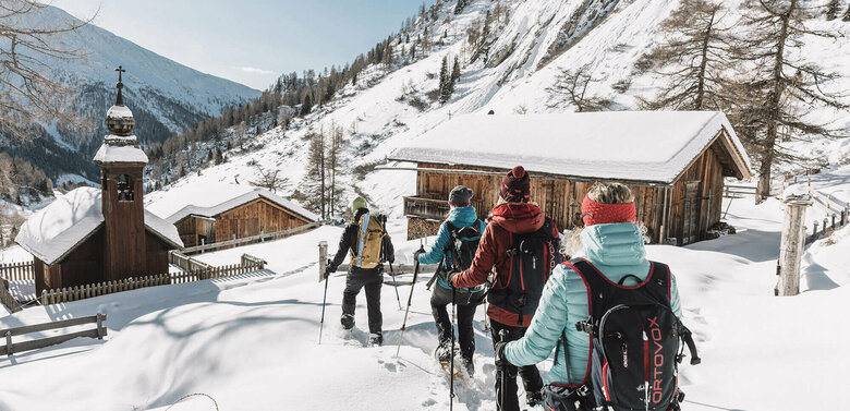 Schneeschuhwandern Ködnitztal Eine Gruppe beim Schneeschuhwandern im Ködnitztal, bergab ins Tal