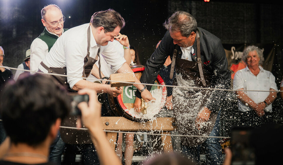 Das Sommerfest 2025 wird von Tourismusverbandsobmann Franz Theurl und Bundesminister für Landwirtschaft, Regionen und Tourismus Norbert Totschnig mit dem Anstich eines Bierfasses feierlich eröffnet.