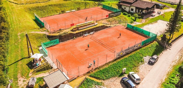 Blick von oben auf zwei Tennisplätze in Prägraten neben dem Cafe Gries.