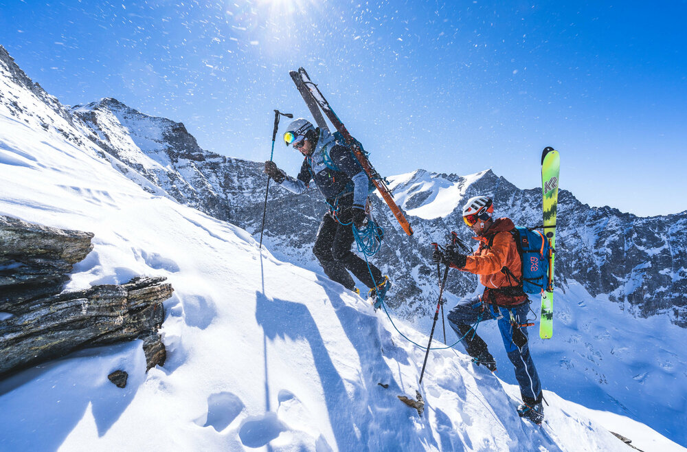 Aufstieg zur oberen Ödenwinkelscharte Zwei Skitourengeher:innen beim Aufstieg zur oberen Ödenwinkelscharte
