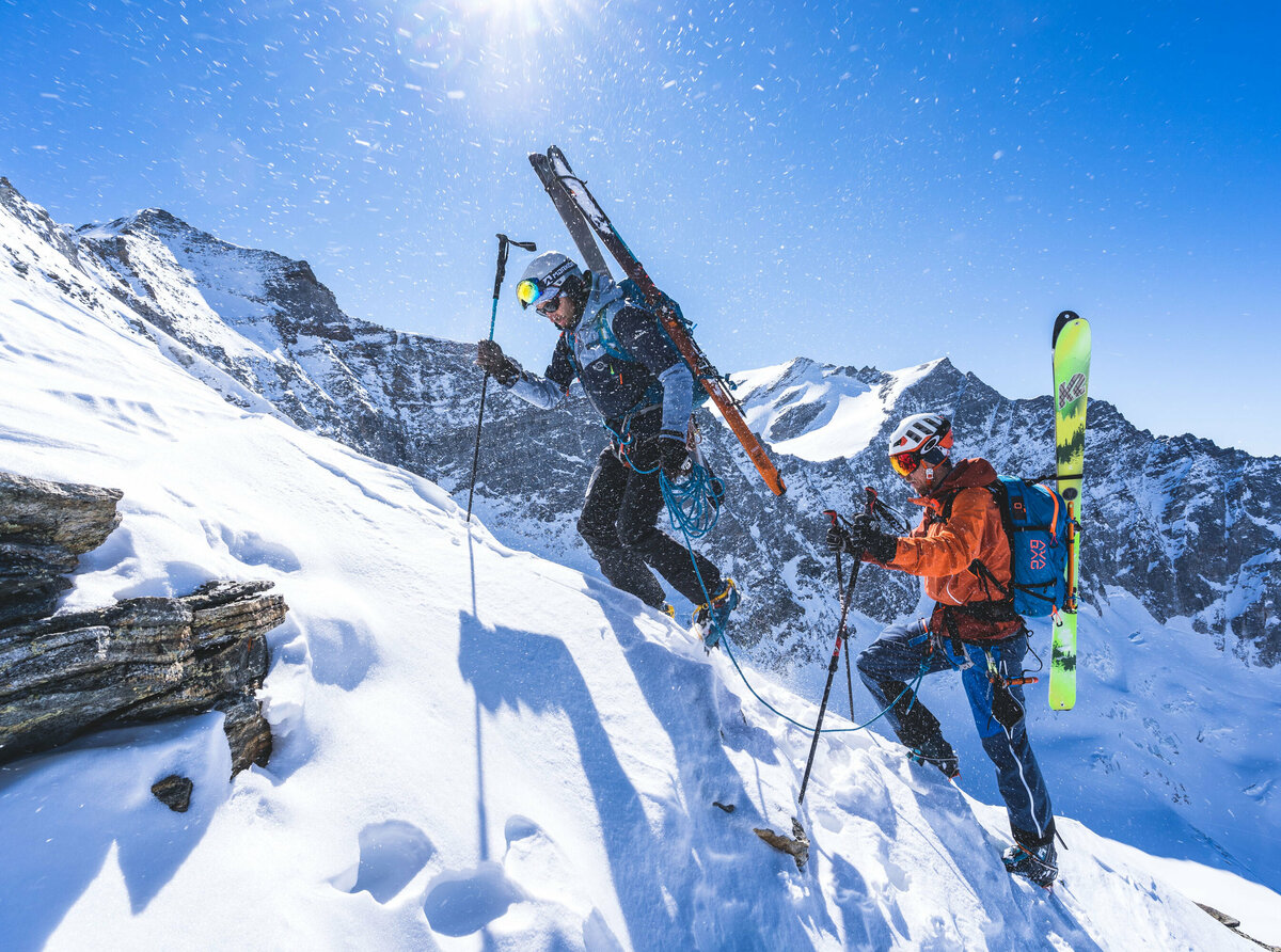 Zwei Skitourengeher:innen beim Aufstieg zur oberen Ödenwinkelscharte