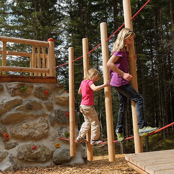 Die Walderlebniswelt in Liesing ist ein wahres Highlight für Familien mit Ausdauer: Dort wartet ein Klettersteig, ein Schausägewerk, der Walderlebnisweg, ein Erlebnisspielplatz sowie eine Ruheoase.