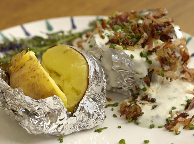 Oskar Die Osttirol-Kartoffel namens "Oskar" als Ofenkartoffel mit Sauerrahmdip serviert.