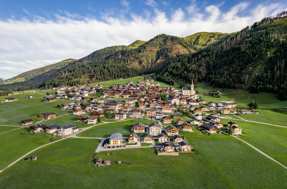Luftaufnahme des Haufendorfes Obertilliach - eines der schönsten Bergdörfer Österreichs.
