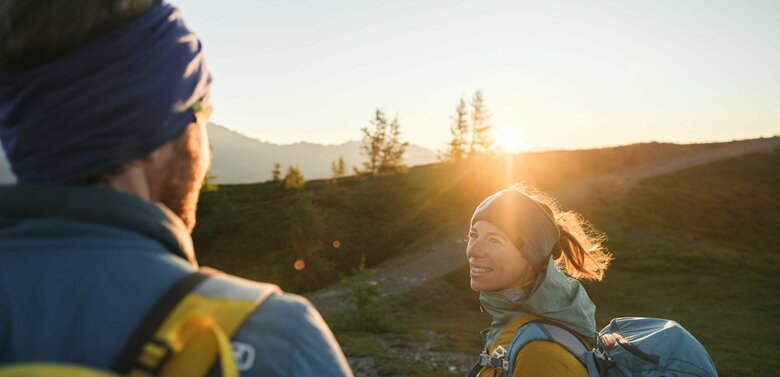 Ein Pärchen genießt den Sonnenaufgang am Bösen Weibele.