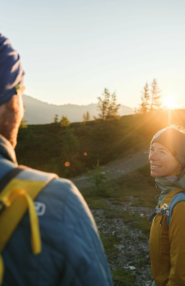 Ein Pärchen genießt den Sonnenaufgang am Bösen Weibele.