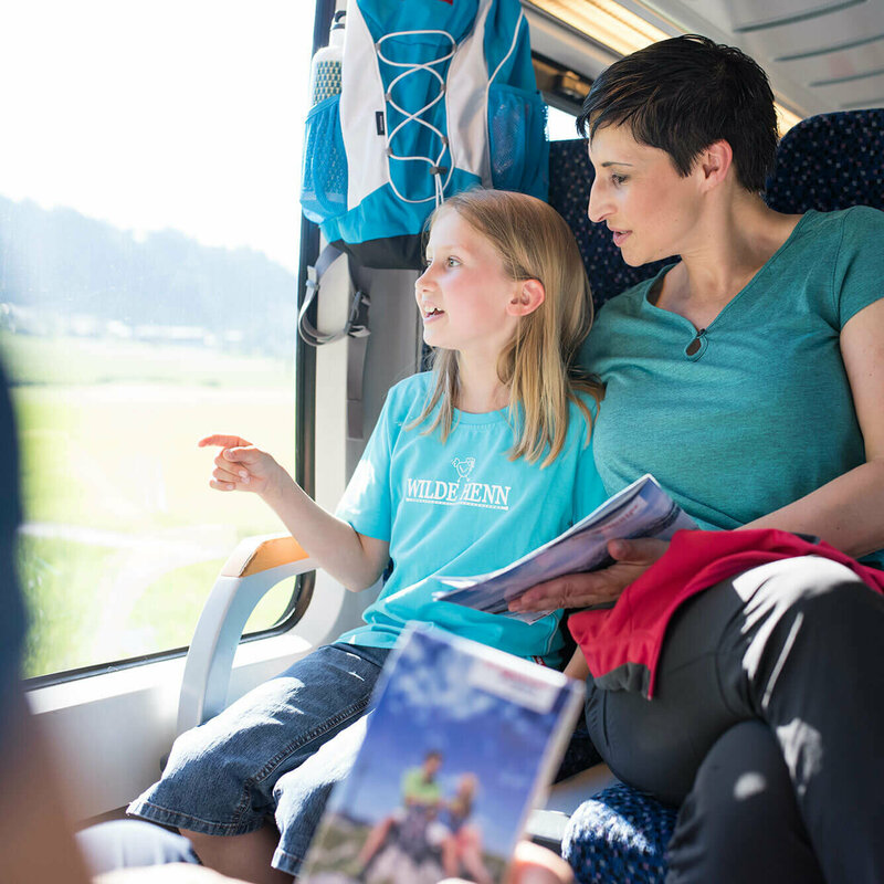 Mutter mit Kind in der Bahn