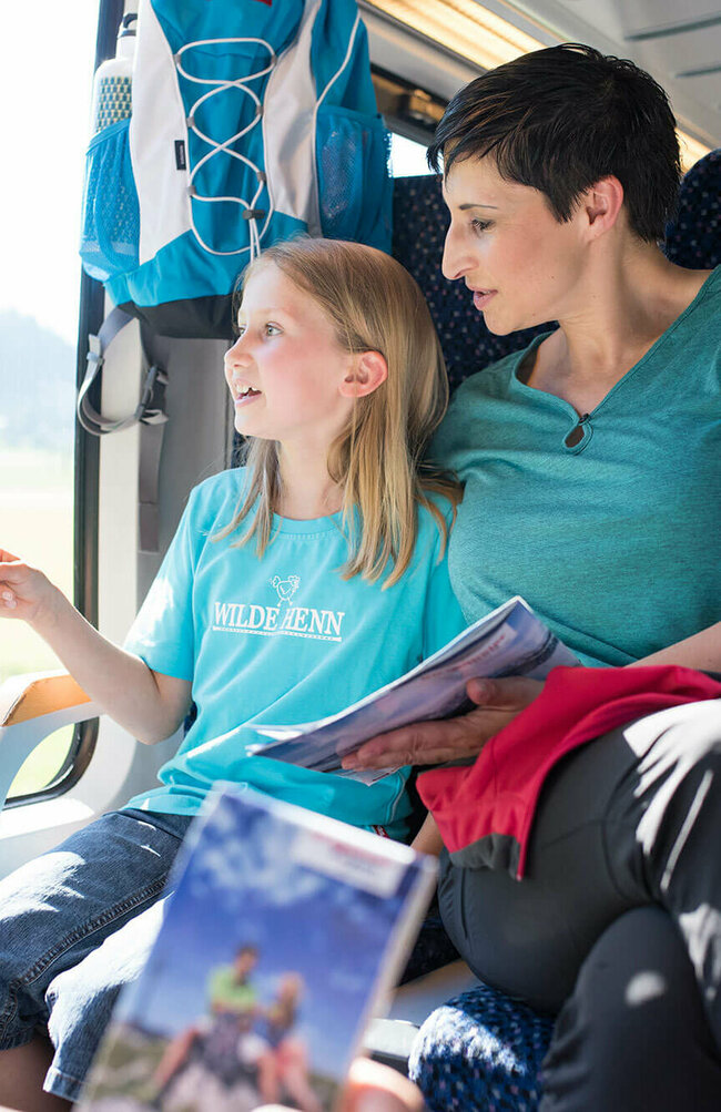 Mutter mit Kind in der Bahn