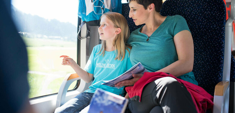 Mutter mit Kind in der Bahn