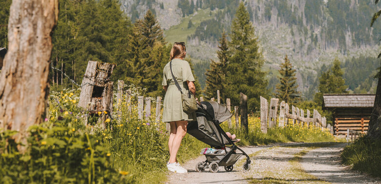Spazieren mit Kinderwagen