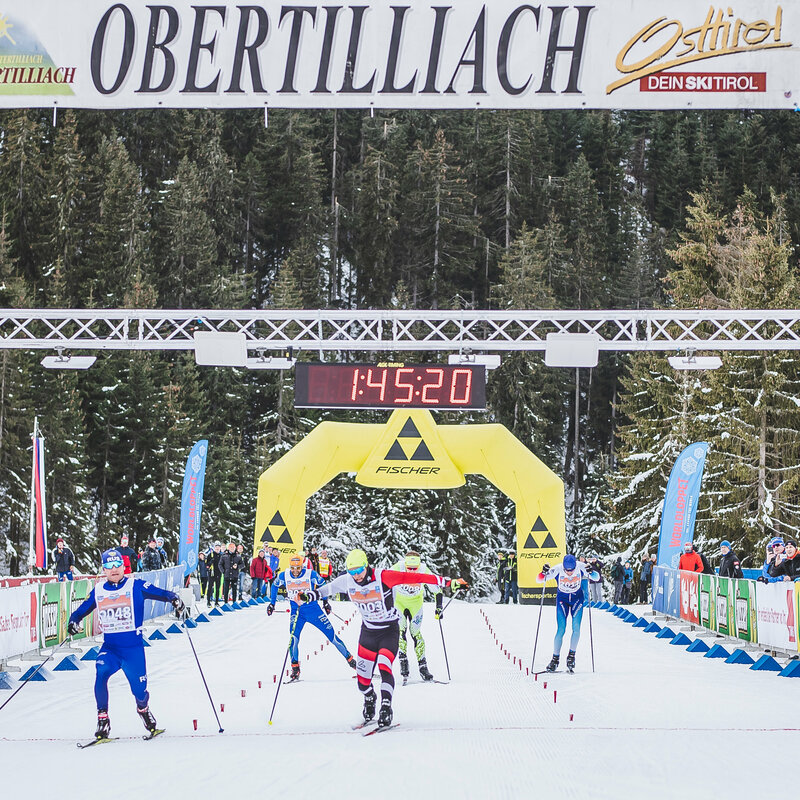 Einige Athleten beim Dolomitenlauf in Obertilliach auf dem Zielsprint um den Sieg.