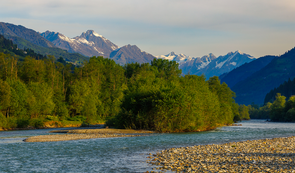 Unterwegs am Iseltrail entlang der Flussauen in Blickrichtung Süden auf die Lienzer Dolomiten.
