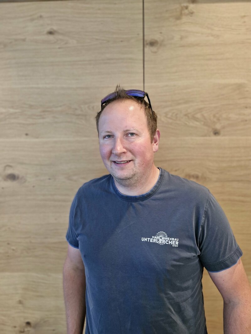 Georg Tinkl in grauem T-Shirt.