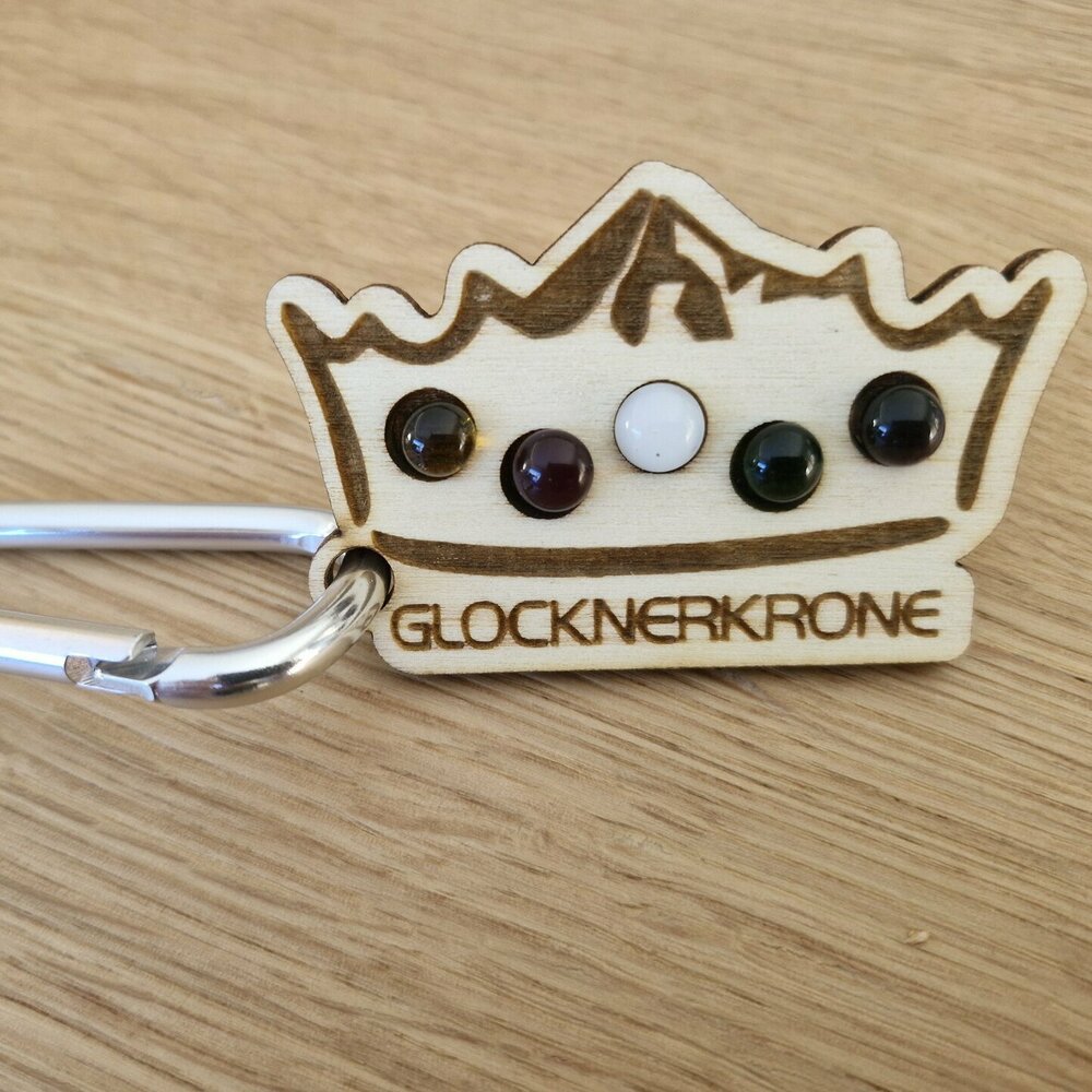 Holzkrone zum Weitwanderweg Glocknerkrone in Kals am Großglockner, mit Fokus auf Juwelen sammeln.