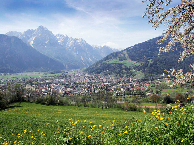Blick auf den Lienzer Talboden an einem schönen Frühlingstag.