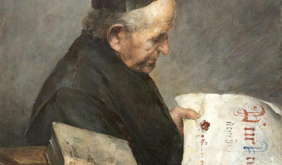 Gemälde eines Geistlichen, der sich über ein aufgeschlagenes Buch beugt und darin liest. Weitere Bücher liegen auf dem Tisch. Die Lichtführung lenkt den Blick auf das konzentrierte Gesicht und die Schrift.