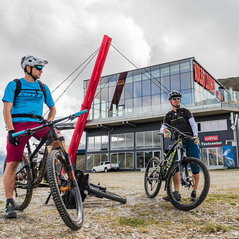 Biken Adler Lounge Bikepark Grossglockner Zwei Biker sind mit ihren Bikes im Adler Lounge Bikepark Grossglockner