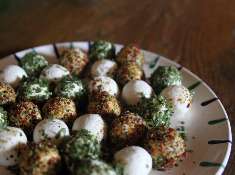 Ziegenkäsebällchen vom Figerhof in drei Ausführungen - einmal Natur, einmal in Schnittlauch gewälzt und einmal in Gewürzen gewälzt.