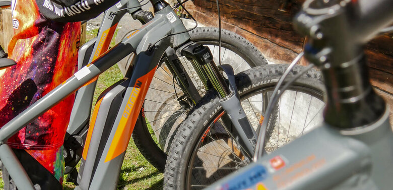 Kind stellt sein E-Bike zu den anderen Bikes