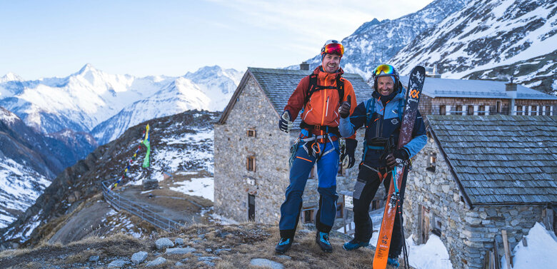 Zwei Skitourengeher:innen kommen auf der Essener-Rostocker-Hütte an