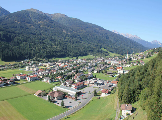 Ortsaufnahme von oben auf Sillian im Sommer an einem klaren Tag.
