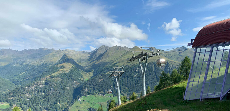 Die Bergbahnen St. Jakob mit Bergpanorama und Blick in die Natur des Defereggentals.