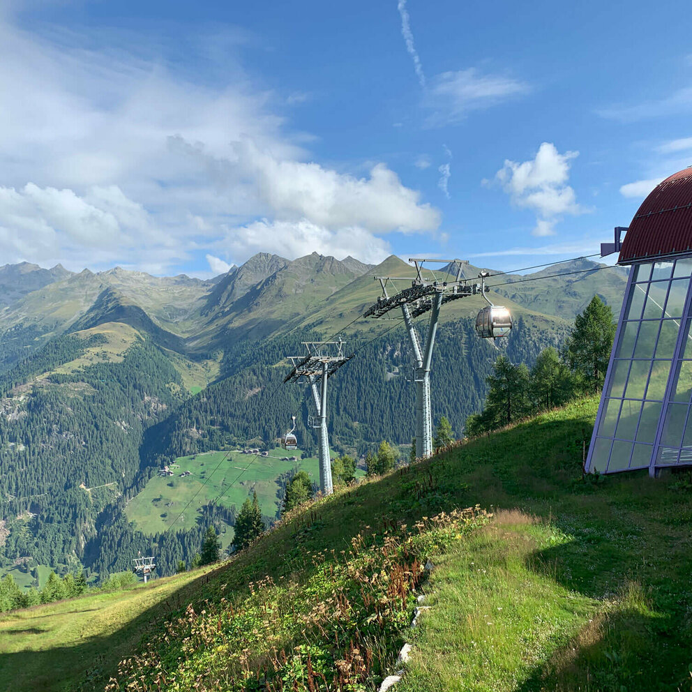 Die Bergbahnen St. Jakob mit Bergpanorama und Blick in die Natur des Defereggentals.
