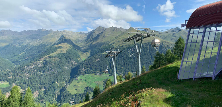 Die Bergbahnen St. Jakob mit Bergpanorama und Blick in die Natur des Defereggentals.