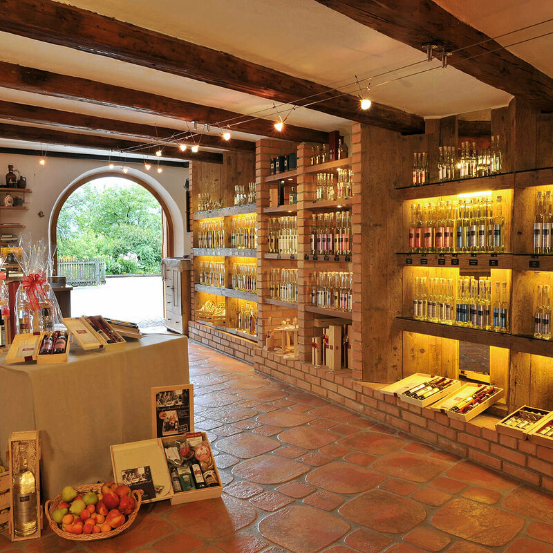 Hofladen Kuenz Innenansicht des Hofladens der Schnapsbrennerei Kuenz in Dölsach mit vielen verschiedenen Schnäpsen und Likören sowie Äpfel.