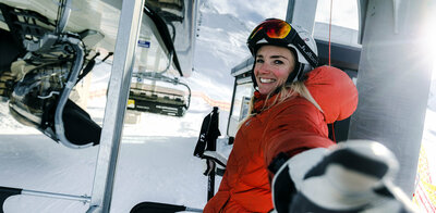 Skifahrer stehen beim Lift im Skizentrum St. Jakob i. D. an.